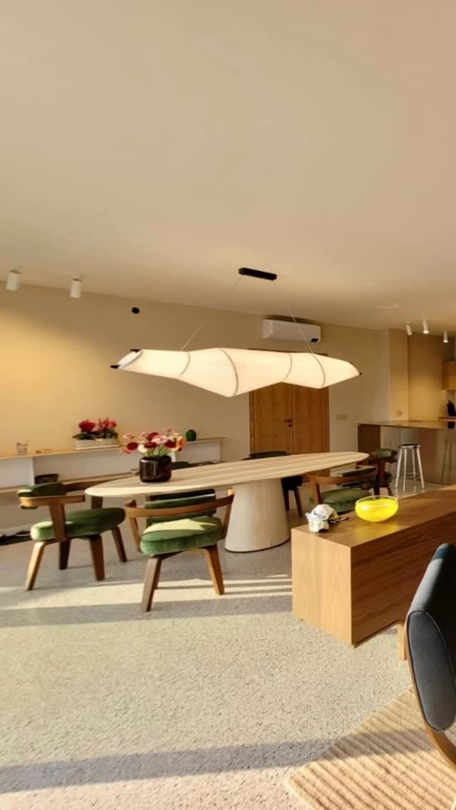 Für diesen Gesamtausbau haben wir Möbel geschaffen, die handwerkliche Präzision und Alltagstauglichkeit vereinen. Jede Fläche wurde in unserer Werkstatt in astiger Eiche furniert, und zwar mit durchgehenden Furnierbildern.
Klare Linien, natürliche Materialien und ein ruhiges Gesamtbild machen das Projekt zu etwas ganz Besonderem.