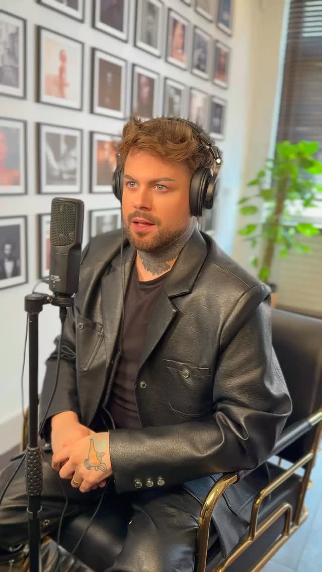 Ils incarnent l’univers flamboyant et poétique de Pierre et Gilles — entre mythologie pop, sensualité et romantisme sacré. Sous le regard d’Étienne Clotis, la couleur devient langage, la mise en scène un hommage, et l’amour, un art à part entière.
Cette œuvre signée @etienneclotis s’inscrit dans son projet ICONIC, une série qui célèbre les figures et les esthétiques qui ont marqué notre imaginaire collectif. Aujourd’hui, c’est l’esprit de #PierreetGilles qui renaît sous son objectif — vibrant, onirique et infiniment humain. 🌹
#studioclotis #studiophoto #photographe #pierreetgilles #studioclotis