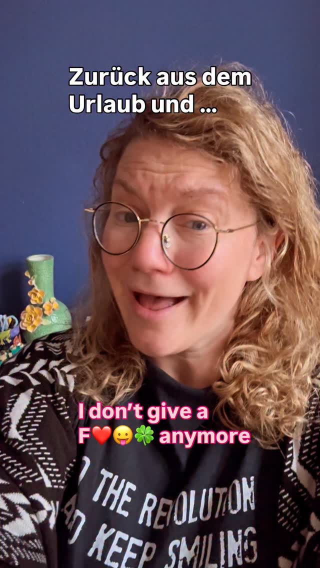 Wer kennt’s noch?
🏝️ Erholt aus dem Urlaub zurück, überrollt einen das Chaos 🌪️
Wäscheberge, Unordnung, gefühlt tausend Briefe und Mails im Postfach, alle To Do’s scheinen wirklich dringlich, am besten schon gestern erledigt.
Es fühlt sich ein bisschen so an, als würde man vom Universum bestraft, weil man sich einmal richtig erholt hat. Das ist als Mutter und Carearbeitende im Alltag ja sonst nicht so gegeben. Auch als Ärztin & Resilienztrainerin geht es mir da nicht anders als dir.
Netterweise pflanzte sich dieser sympathische Ohrwurm in meinen Kopf und hat mich durch die letzten Tage tanzen und meine Tasks gelassener priorisieren lassen:
Was ist wirklich wichtig?
Was muss jetzt sofort erledigt werden?
Was darf vielleicht einfach kurz chaotisch bleiben oder auch gar nicht gemacht werden?
Das hat richtig gut funktioniert, so dass mir die Entschleunigung noch ein paar Tage erhalten geblieben ist, bis gestern das passierte:
⚡Windeln alle und Kind mal wieder krank, nach 2 Tagen Kitaeingewöhnung.🧟♂️
Ich habe ja wirklich viele Resilienztools im Ärmel. Aber gegen manche Dinge oder auch Kummulationen von Dingen ist dann einfach doch kein Kraut gewachsen. Manchmal reicht eine Kleinigkeit wie die fehlende Windel, um das Fass zum überlaufen zu bringen. #realtalk
Es ist eine Menge, was Caretragende schultern, zumeist ohne adäquate Wertschätzung oder Honorierung. Die Strukturen machen es uns nicht leicht. Das kann man nicht wegmeditieren und es darf auch triggern, müde machen, nerven.
Heute ist ein neuer Tag - mit Windeln und mal sehen, ob Kleini wieder fitter wird im Tagesverlauf 🤞.
Was raubt dir den letzten Nerv? Und wie gehst du damit um?
#frauenärztin #resilienz #urlaubsreif #entspannung #muttersein #achtsamkeitimalltag #authentisch #nachdemurlaubistvordemurlaub #mamaalltagswahnsinn #ärztin #stressmanagementtips