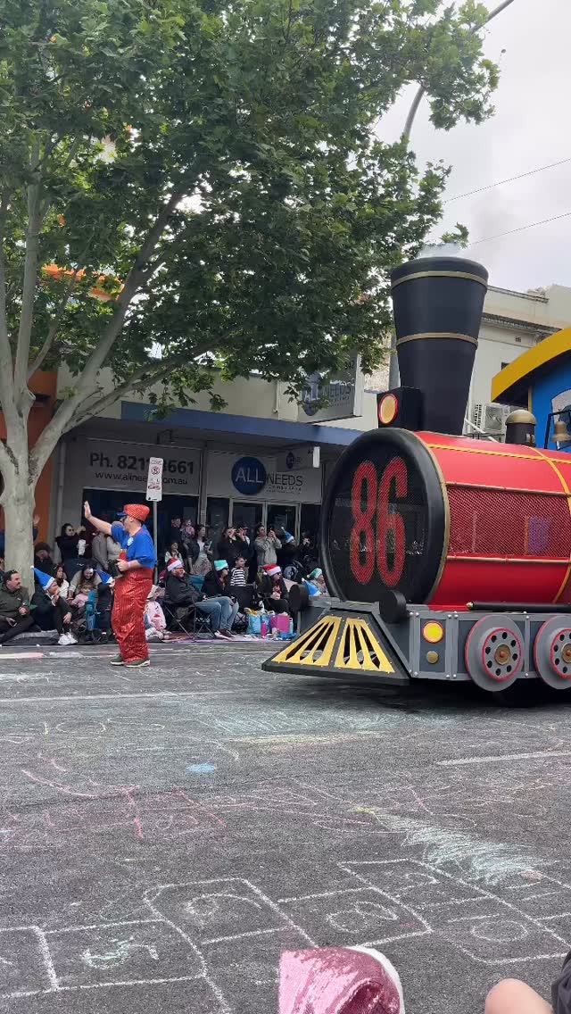 Little intro to the @christmaspageant which is held every year in Adelaide (South Australia) to welcome in the Christmas season!
The streets are covered in chalk drawing because people get here HOURS before it starts to reserve a good spot, and the kids spread out everywhere and draw chalk on the closed streets, blow bubbles, and get excited as it gets closer to starting.
An amazingly well organised, huge production that is an integral part of Christmas tradition here 🎄🎅