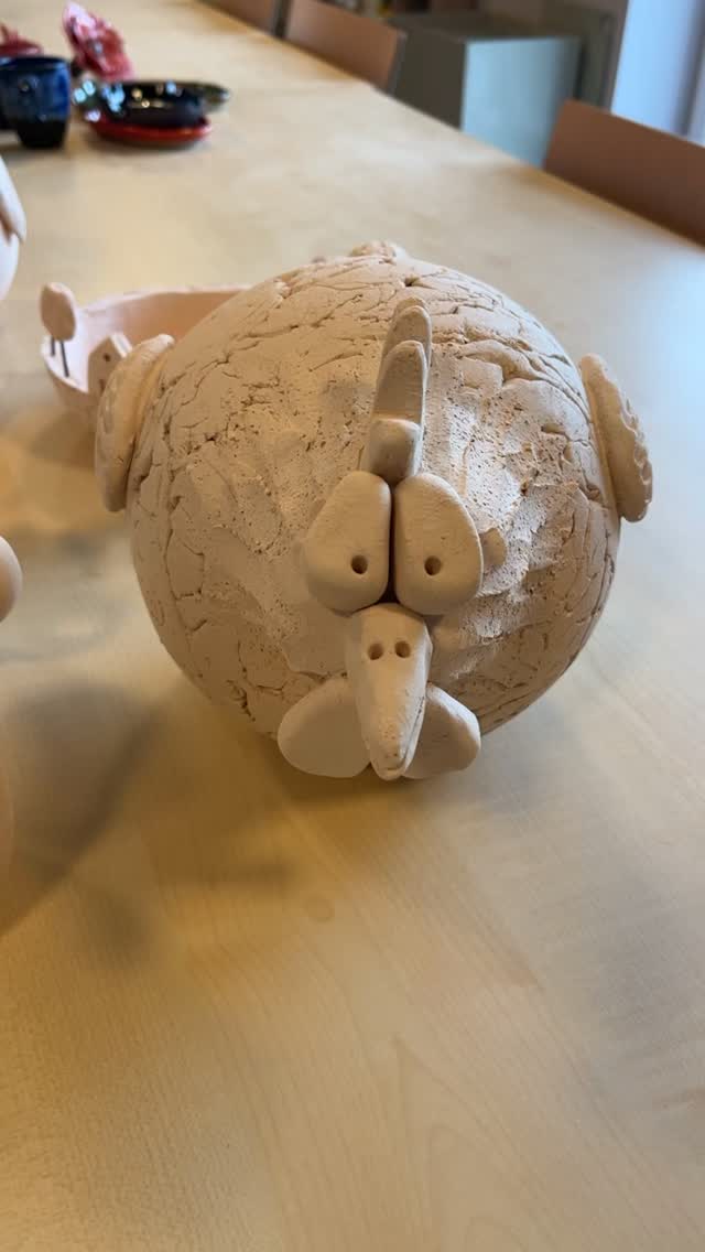 Vandaag laat ik jullie een biscuitstook zien. De prachtige geschilderde schaal van Janneke, de dikke kip van Lianne, de kogelvis van Jannet, de huisjesschaal van Anja, de bijenhuisjes van Ilse, de engel van Jolanda, de postduif van Anita. Stuk voor stuk unica gemaakt in dit atelier