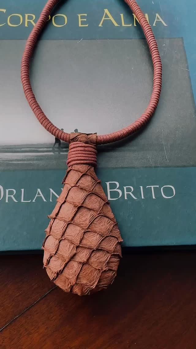 Trazemos hoje três belíssimas peças, da Coleção Couro, na cor marrom que acabaram de chegar.
Essas biojoias carregam conexão com a natureza e são obras de arte feitas manualmente.
Usadas num visual monocromático como ponto de destaque, dão vida e personalidade.
Para conhecer mais essa coleção, entre no nosso site e escolha aquela que mais combina com você.
Aproveite, ainda, o FRETE GRÁTIS para compra de quaisquer produtos pronta entrega.
#luxosustentavel
#elegancianatural
#biojoiasdeluxo