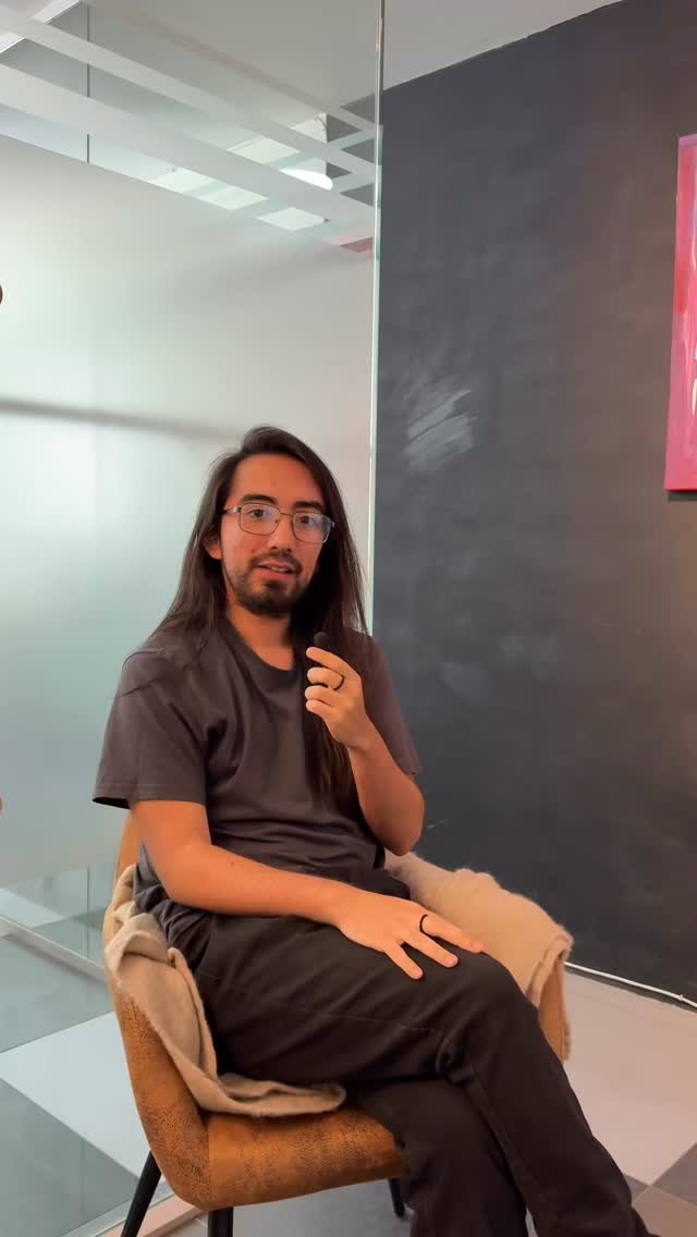 La ansiedad no es debilidad. A veces, el dolor llega para mostrarnos lo que aún no hemos podido sanar.
Asumirlo no es rendirse, es comenzar a avanzar. 🌿
En Hanami, contamos con el psicólogo Patricio Yáñez, quien trabaja desde un enfoque cognitivo-conductual, acompañando procesos relacionados con trastornos del ánimo y de ansiedad, trastornos de personalidad, eventos traumáticos y adicciones.
Además, está certificado en procesos de duelo y realiza acompañamiento parental, brindando un espacio seguro y empático para cada persona.
🧠✨ Centro de Salud Hanami – Te acompañamos a sanar con consciencia.