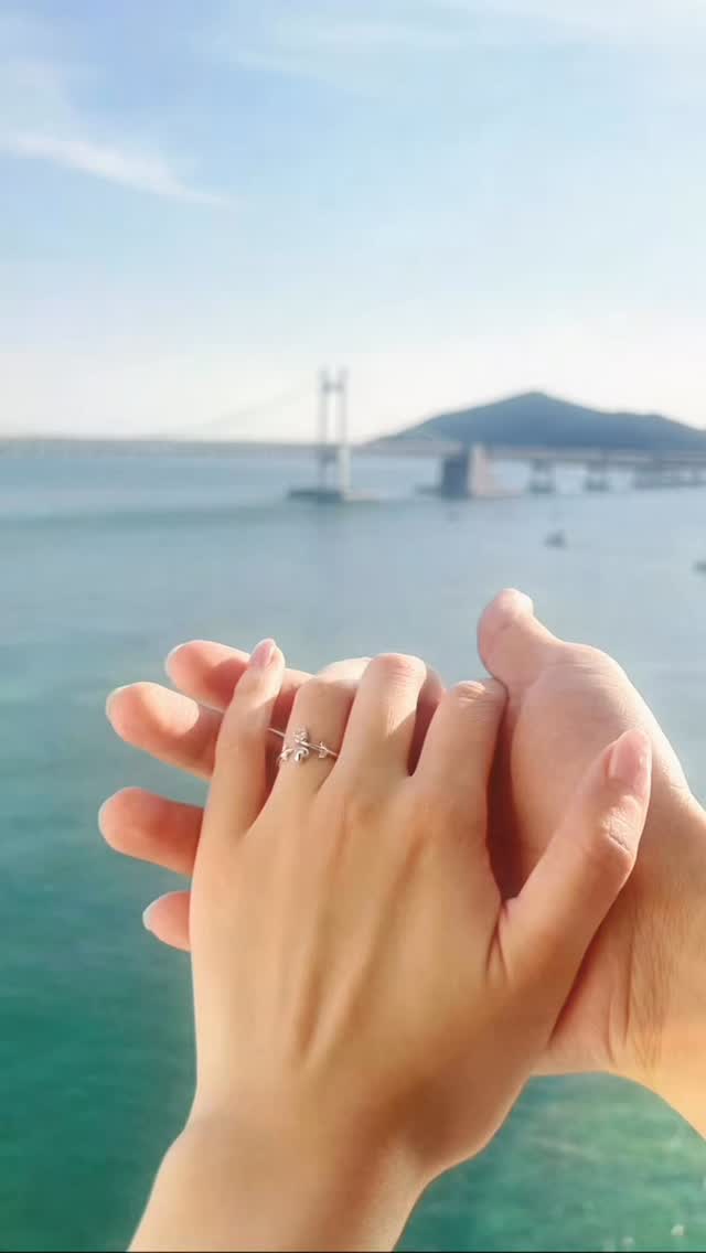 ยินดีด้วยกับลูกค้าทั้งสองท่านนะครับ 🤍 เป็นอีกหนึ่งผลงานที่ลูกค้าแอบมาออกแบบแหวนไปเซอร์ไพรส์แฟน งานออกมาน่ารักมากๆเลยครับ ยิ่งเห็นภาพจากลูกค้าแล้วใจฟูสุดๆครับ ✨💍
.
Budget : 2x,xxx THB +/-
.
ลูกค้าที่สนใจแวะมาชมสินค้า รบกวนนัดหมายล่วงหน้าก่อนนิดนึงนะครับ ☺️
.
ตัวเรือนทองแท้18K พร้อมเพชรใบเซอร์ GIA สำหรับขนาด 0.18 กะรัตขึ้นไปทุกเม็ด
.
หน้าร้านใกล้ BTS เพลินจิต พร้อมบริการหลังการขายทุกเรื่อง ดูแลลูกค้ามาแล้วกว่าสองพันคู่ ชมรีวิวจากลูกค้าได้ที่ >> https://www.minimojewelry.com/testimonial
.
ดูแบบแหวนทั้งหมดได้ที่ —> https://www.minimojewelry.com/weddingringsdesign
.
** แถมฟรี เลเซอร์สลักชื่อ เลือก Font ที่ชอบได้
** พร้อมกล่องแหวนสวยๆสำหรับเข้าพิธี
.
💎 Inbox: m.me/minimo.jewelry
💎 Line: @minimo.jewelry (มี @)
💎 Web: http://minimojewelry.com
💎 Call: 092-456-9509
.
** เนื่องจากงานของทางร้านเป็นงานสั่งทำตามความต้องการของลูกค้า ราคาจึงอาจมีการปรับเปลี่ยนตามดีไซน์ สเปคเพชร ไซส์แหวน และราคาทอง/เพชร ในแต่ละช่วงเวลาครับ
.
#minimojewelry #แหวนคู่ #แหวนแต่งงาน #แหวนเพชร #แหวนหมั้น #diamond #diamondring #แหวนเพชรแท้ #เพชรGIA #engagementring #ทองแท้ #เพชรแท้ #weddingring #เพชรแท้ราคาโรงงาน #แหวนเพชรGIA #weddingring #แหวนชู #แหวนหมั้น #ring #ใบเซอร์gia #เพชรน้ำ100 #งานแต่งงาน #เซอร์ไพรส์ขอแต่งงาน #ขอแต่งงาน #ແຫວນແຕ່ງງານ #ງານແຕ່ງດອງ #ຮ້ານເພັດ #ແຫວນແຕ່ງດອງ