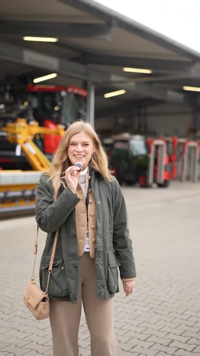 Letzte Woche durften wir gemeinsam mit tollen Unternehmen, inspirierenden Creatorn und Presse auf Weinbautour! 🍇
•@rwz.rhein.main.ag Gundersheim - Ersatzteile, modernste Technik & spannende Einblicke in die Instandhaltung
• @ero_gmbh - neueste Generation der Vollernter mit Teleskoptank und Wiegesystem
• @braun_maschinenbau - individuelle Geräte für jede Lage
• @fendt.deutschland - Smart Farming & der vollelektrische
E100 im Fokus
• @kraemer_druck - nachhaltiges Recycling von Papierträgerbändern
• @vereinigtehagel - alles rund um Schadensmanagement im
Weinbau
• @klug_gmbh - Komplettausstattung für Winzer: von Kapseln und Flaschen bis hin zu Kartons
• @juliane.eller, @sabrina_becker_weine & @schott_wein - inspirierende Einblicke in Philosophie und Betriebsübergabe
Ein besonderes Highlight:
Eine gemütliche Planwagentour durch die Weinberge Rheinhessens mit dem @weingutvolkerschaefer