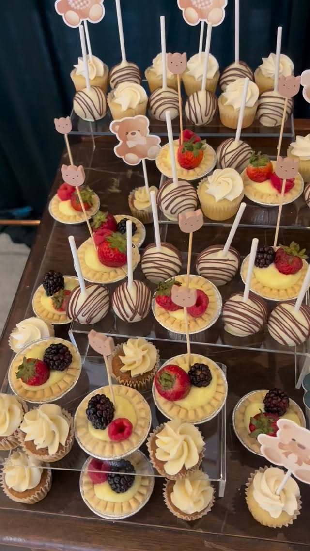 20 dozen desserts to celebrate Baby Gill 🧸🍓🧁
This was my largest order to date and it truly tested my patience and time management. It was so much fun to make!! I definitely needed a break when all was done.
So blessed and grateful people put so much trust into my work 🥹🥹
Slightly biased, but my brownies are the best 🙂↕️ Always a fan favourite 🤎
#dakhasdesserts #customdeserts #customsugarcookies #brownies #tarts #cakepops #ralphlaurenbaby #bear #cutecookies #desserttable #surreybaker #customcookies #sugarcookies #yum