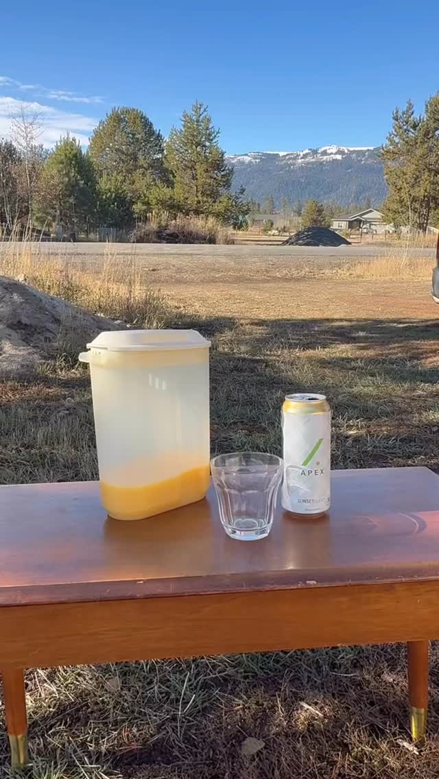 Back in 2018 when I was working as an assistant golf professional at @hvcc1959 I’d leave my house at 5 a.m. to be at the course in time to open the shop for the day. As soon as our snack bar opened, I’d run over and grab a sugar free Redbull and orange juice to make what I called a Mormon Mimosa! I re-lived this memory today with a 50/50 Apex Sunset Slice & Orange juice. Let me just say, the Mormon Mimosa is back on the menu for me! Try it with your next breakfast to help get your day going 🍾🍊 #apexfueled #sunsetslice #golf #cleanenergy #saturdaybreakfast #performance