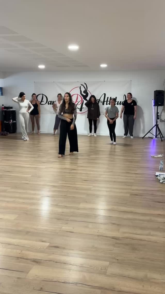 🎥 Retour en image sur le stage de yoga danse
Après un cours de yoga vinyasa intense et ressourçant avec pour certaines de nouvelles sensations dans nos corps et la découverte de nouvelles postures, c’est ensuite hors du tapis que Camille a créé une liaison entre ces postures et propose une chorégraphie libre qui laisse place à notre flow en toute conscience de notre corps.
Merci @kmillou et @bodyevasion pour ce moment.
#yoga #dansethérapie #vinyasa #danse #yogadance