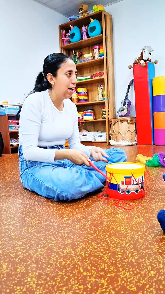 La Estimulación Musical Temprana en Art Club invita a los niños a vivir la música desde sus primeras sensaciones: vibraciones, melodías sencillas y juegos que despiertan su curiosidad sonora. 🎵✨
👉🏻Descubren que cada nota puede transformarse en emoción y cada ritmo en una forma única de expresarse. 💛🎶
En un ambiente cálido y creativo, los niños comienzan a familiarizarse con el lenguaje musical mientras experimentan con sonidos, movimientos y pequeñas prácticas que fortalecen su sensibilidad artística. 🎼🖐️
📱 Contáctanos y reserva el cupo de tu hijo 3118617584 y visita nuestra página web haciendo clic en el enlace de la bio.