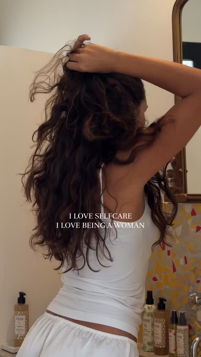 Le skincare, c’est plus qu’une routine, c’est une vraie thérapie pour ta peau. 💆♀️✨
• Le gel nettoyant au miel 🍯 : il équilibre, nettoie et laisse ta peau trop douce.
• Le tonique au concombre 🥒 : il prépare ta peau à absorber tous les bons produits.
• Le sérum contour des yeux 👀 : bye-bye les cernes, bonjour le glow.