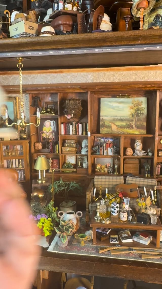 Someone come 👀look at this! Fine scale artisan chair available in my latest estate auction link in bio to bid auction ends Sunday at 7pm ET. #Swoon #Dollhouse #Dollhouse(miniatures) #InteriorDesign #AwesomeChair.