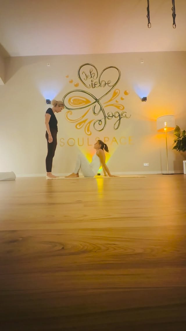 ✨ Füße, wofür brauche ich euch, wenn ich Flügel zum Fliegen habe? ✨
Frieda Kahlo
Als ich dieses Video gerade angeschaut habe, hat es mich zu Tränen gerührt.
Es ist einfach so zauberhaft und schön euch wachsen zu sehen, besonders gerne über euch selbst hinaus 😉.
Es war mir ein Vergnügen, dich heute in die Lüfte zu heben @svenjawfeld. Denn ich erinnere mich noch gut an unsere erste gemeinsame Yoga-Session und an Sätze wie ‚Sport ist nicht mein Ding’ und ‚ich habe keine Körperspannung‘ und nun schau dich an: Du turnst im Kopfstand durch meine Kurse, fliegst in der Krähe und nun auch auf meinen Füßen. Ich danke dir von Herzen für dein Vertrauen und für unsere gemeinsamen Jahre auf der Matte.
Es ist mir ein absolutes Vergnügen, dich und auch alle anderen auf ihrem Yogaweg zu begleiten.
Sicher ist er manchmal steinig, oft auch auch anstrengend und manchmal geht man auch mal ein Stück zurück, um dann gestärkt wieder voranzuschreiten. Egal wie dein Weg auch aussieht, es lohnt sich ihn zu gehen oder vielleicht auch mal ein Stück weit zu fliegen 😉.
Auf noch viele weitere gemeinsame Jahre auf der Matte.
Alles Liebe
Deine Yogalehrerin 🧘🏼♀️
#acroyoga #ichliebeyoga #yogastudio #yogalehrerin #wetterruhr