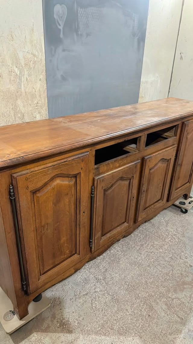 Aujourd’hui, j’ai redonné vie à ce buffet 4 portes en chêne massif 🪵
Un bon aérogommage plus tard, et la magie opère :
le bois brut ressort, clair, doux et naturel 🌿
C’est fou comme un simple décapage peut révéler toute la noblesse du chêne 🤍 #aerogommage #renovation #bois #fyp #meuble
