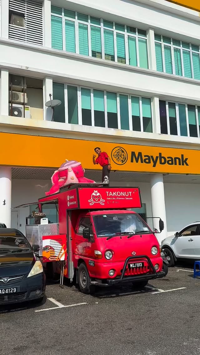 🔥 Jangan Lupa Our Date Tonight! 🔥
Jom lepak & enjoy Takoyaki panas-panas 😋🐙
Location: Maybank TT3
Time: 3 PM – 11 PM
💛 Crispy luar, lembut dalam — freshly made for you!
#Takonut #TakoyakiLovers #KuchingFoodtruck #DateNightSnacks