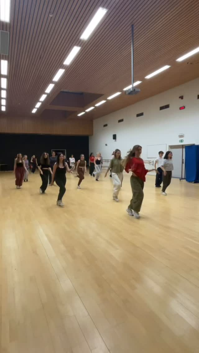 🤔 Wist je dat je bij ons kan kiezen tussen twee dansniveaus?
GIRLY light is voor diegene die op een rustig tempo de basis aangeleerd krijgen. Toegankelijk voor iedereen! 🩷 Pssst: op donderdag in december zijn er nog wat plekjes vrij!
Graag wat meer uitdaging? Dan is GIRLY intensive iets voor jou! 🤩 Kracht, details en tempo staan centraal, zonder de fun te verliezen! 🫶🏼
🩷 Choreo: Lisa Brouckaert