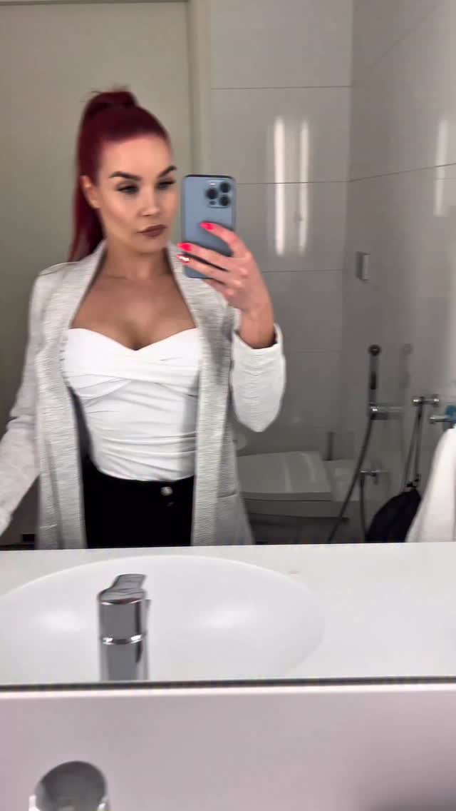 ”Mut eihä 10v mitään väärää tee
Se vaan toivoo, et joku sitä halaa
Ja se saa vieläkin nää kyyneleet silmiin
Kuinka se luuli, ei oo kaunis tai kiltti
Mut kaikki päättyy hyvin tässäkin filmis
Se vaan alko niin”..
Tää musiikki on soinut paljon viime aikoina. Samaan aikaan oon miettinyt sitä, että onneksi elämässä on ollut vastoinkäymisiä enkä ole saanut monesti niitä asioita, joita olisin halunnut. Kaikki on opettanut mulle niin paljon, ja just siks oon nykyään niin vahva. En vaihtaisi päivääkään, vaikka tosiaan joskus on ollut se olo, että ei jaksa eikä musta tule ikinä mitään.
Muista, että vaikka joskus tuntuu vaikealta niin sä selviät kaikesta ja oot hyvä noin ❤️✨
Kokosin tähän klippejä lähivuosien ajalta, joista tuli mieleen elämänvaiheita, jotka on muuttanut mun ajatusmaailmaa paljon! Oon oppinut paljon itsestäni ja miettinyt paljon lapsuutta ja sitä mitä haluan omille lapsille ja perheelle. ❤️✨
#hyvinvointi #elämä #itsetunto #vastoinkäymiset #lapset