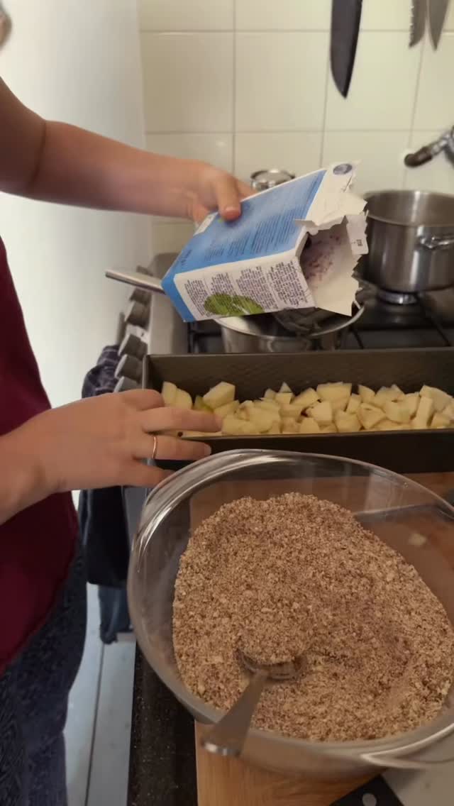 This fruit crumple is one of the favorite healthy sweet snacks I make for the families I care for. It’s one of a repertoire of dishes especially made to not only be tasty but also support the mothers recovery after birth as well as fulfill her needs so she can be feel good, enjoy and have a good milk production. Would you like to learn how to cook for your postpartum clients? I have 3 spots left for the workshop this Thursday 13/11! I would love to have you join us! Dm for registration! #postpartum #prepareyourpostpartum #postpartumfood #holistischkraamzorg #postpartumdoula