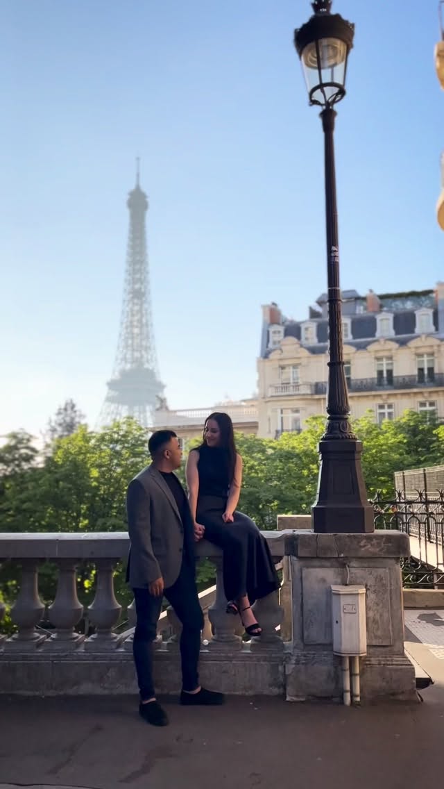 Ashley & Bryan 🌅
An early morning at Bir-Hakeim Bridge, quiet streets, soft light, and pure romance in Paris ✨
📩 hugochuphoto@gmail.com
🌐 hugography.com
#paris #parisphoto #parisstyle #couple #love #parisphotoshoot #parisphotographer #couplephotography #france #canada