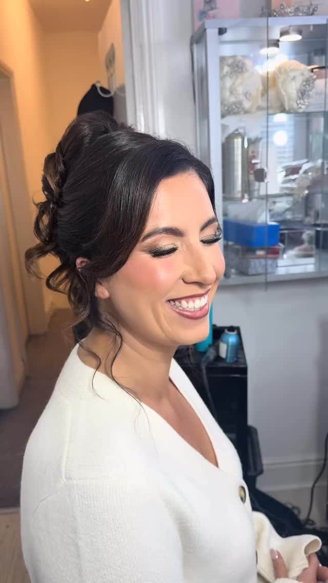 “My gorgeous wedding guest today ✨
We went for soft glam makeup and a relaxed, messy updo she looked absolutely flawless!
#weddingguestmakeup #weddingguesthair #glowymakeup #bridalhairstylist #weddinghairstylist #makeupartistuk #hairandmakeupartist #petitjeanhairandmakeup #updohairstyle #messybunstyle #glammakeup #naturalmakeupglam”