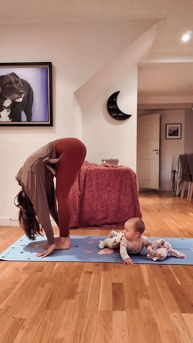 Mitt i livet.
Bland leksaker, bebisgos och ibland bebisgnäll — där finns en praktik.
En praktik i kärlek.
Till dig själv, och till dem runt omkring dig.
Det räcker.
Du räcker.
Och allt du gör, det räcker. 💛
#aikitastudio #yogamatta #yogainspiration #yoga
