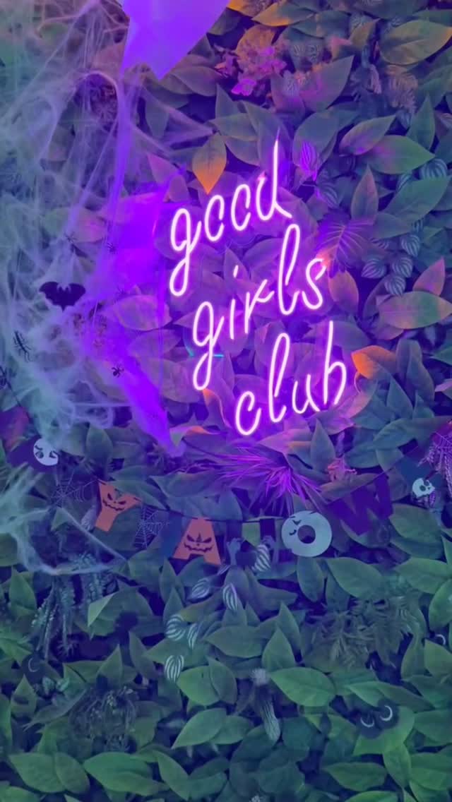 Que espetáculo foram as apresentações no Halloween do GG! ❤️🔥🎃 Nossas alunas e profs simplesmente ARRASARAM! Só por esse compilado já da pra ver que o negócio foi intenso, né 😅
Queremos deixar um agradecimento especial às nossas alunas que toparam o desafio e fizeram apresentações lindíssimas. Muito obrigada, meninas! Também queremos agradecer à @movepolewear e à @roar__fashion que patrocinaram nosso concurso de fantasia, que aliás foi DEMAAAAAIS! 🔥🔥🔥
Foi uma noite linda!