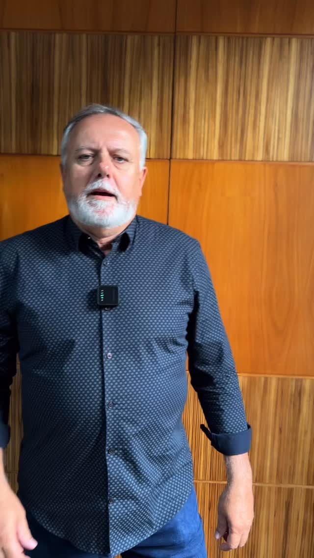 Tem equipe que só faz porque alguém está olhando…
E tem equipe que faz porque entende o porquê de estar ali.
A diferença entre as duas está na liderança.
👉 Líderes que constroem cultura não precisam vigiar. Eles inspiram.
Eles criam um ambiente onde o time veste a camisa — não por obrigação, mas por propósito.
E é exatamente isso que eu ensino nos meus treinamentos e mentorias empresariais:
Transformar regras em valores vividos.
Se sua equipe ainda não age sozinha, é hora de repensar a sua liderança.
#LiderançaEmpresarial #GestãoDePessoas #CulturaOrganizacional #MentoriaEmpresarial #GestãoEstratégica #LíderDeResultado #DNAEmpresarial #CulturaNaVeia #GestãoDeEquipes #TreinamentoEmpresa