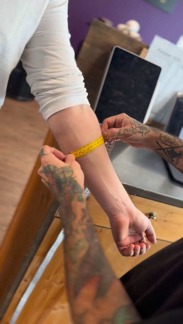 „Dieses Croissant ist mehr als Frühstück – es ist Statement.
Klein, aber mit Biss.
Sag nichts Falsches und ich verteidige es wie mein Leben.
Pas touche à mon croissant.
Tattoo by Alan – sauber, realistisch, auf den Punkt. 🥐✨
⸻
#tattooart #realistictattoo #tattoostudio #realismustattoo #realismus #tattooinspiration #tattoo
#croissantink #passtouche #gipfeligang #inkculture #realistictattoo #freshink #armtattoo #artistalan #blackandgreyrealism #staycrunchy