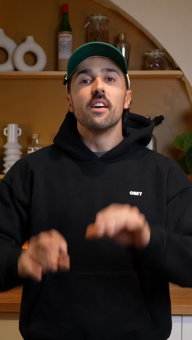 Et si on mariait un Espresso Martini avec un Negroni? ☕
Avec Stadaconé Noir (gin épicé), Campari, vermouth rouge et espresso froid, tu obtiens un cocktail intense : café, amer, épices.
Tu le vois plus en apéro ou en fin de soirée caféiné?
Tag un amateur de Negroni qui doit absolument essayer ça.
#negroni #espressococktail#taptapcocktail