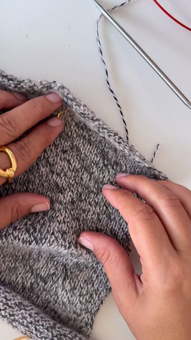 Tuto Tricot ❤️ Relever et Tricoter les Mailles ?
C’est piquer avec l’aiguille à travers le V de la maille et ressortir avec le fil.
On a alors une m sur notre aiguille.
On recommence ce geste jusqu’à avoir relevé le nombre de mailles voulu.
Fils . @yarnbysimone
.
.
#atelieremilie #ateliermiliedesigns
#knitting #knitweardesigner #mohairaddict
#tricotété #summerknitting
#tricot #strikk tricot #jeportecequejetricote
#tutotricot tuto