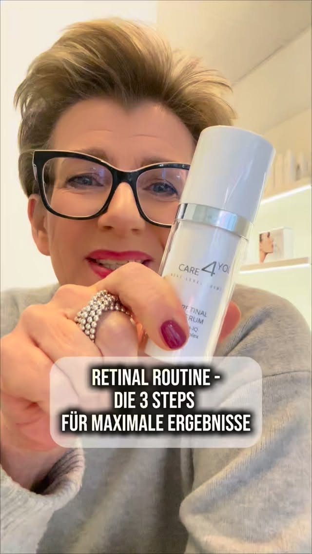 Du nutzt schon mein Retinal Serum? Perfekt! 💛
Damit es seine ganze Power entfalten kann, achte auf diese drei Schritte:
1️⃣ Hydration & Aufbau - mit dem Hyaluronic Serum für intensive Feuchtigkeit.
2️⃣ Zellerneuerung & Power - mit dem Retinal Serum Syn-IQ Complex in deiner Abendroutine.
3️⃣ Sanfte Erneuerung - mit dem Daily Glow Peel, um die Haut aufnahmefähiger zu machen.
💬 Das ist nur eine mögliche Kombination - jede Haut braucht ihre eigene Balance.
Wenn du wissen möchtest, wie deine Routine ideal aussieht, schreib mir einfach.
—-
#care4you #retinalroutine #zellerneuerung #barrierrepair #cleanscience #beautytips
#skinscience #cleanbeauty