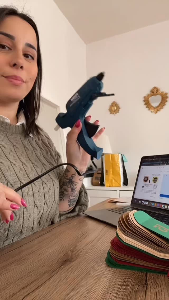 — 🎄 CALENDRIER DE L’AVENT 2025 🎄
Lorsque j’ai commencé à chercher des modèles de calendriers à acheter cette année, je ne trouvais rien qui me plaisait vraiment. 😕
L’année dernière j’avais pris la « facilité » avec les boites krafts toute faites, mais cette année c’est un véritable challenge que je me suis lancé ! 🔥
Créer le calendrier de À à Z.
J’ai donc cherché des idées, et je me suis lancée. Je n’aurais jamais imaginé le temps phénoménale que cela allait me prendre! Plus de 2h passée sur chaque calendrier (c’est une moyenne). 🙅🏻♀️
Entre l’imaginer, acheter toutes les fournitures, découper, coller, assembler, couler les fondants, BREF vous l’aurez compris c’était un sacré projet. 🔥
La précommande arrive ce samedi, et j’ai plus que hâte de vous présenter mon joli projet ! 🥹
Alors, tu vas chopper le tiens?
#calendrier #calendrierdelavent #adventcalendar #calendrier2025 #calendar #avent #christmas #xmas #noel #joyeuxnoel #calendrierfondants #calendrierbougie #bougies #fondants #fondantsparfumés #fondantsgrasse #grasse #artisanat #faitmain #faitmainavecamour #faitavecamour #passion #faitenlorraine #madeinfrance #france #metz #talange