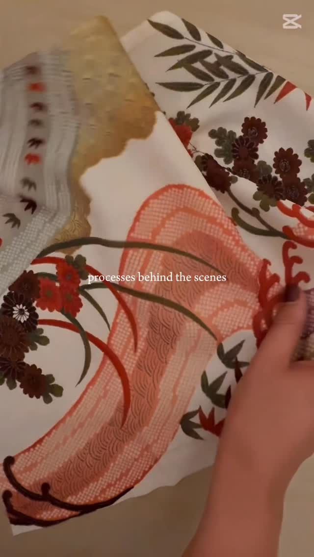 מריבוע בד קטן... עד ליצירה פורחת! 🌸 ככה נראה קיפול הבד המסורתי בשיטת הטסוממי-זאיקו. דורש סבלנות, אבל התוצאה שווה כל דקה☺️ #אומנותיפנית #tsumamizaiku #つまみ細工 #יפן #kimonoupcycle #kanzashiflowers