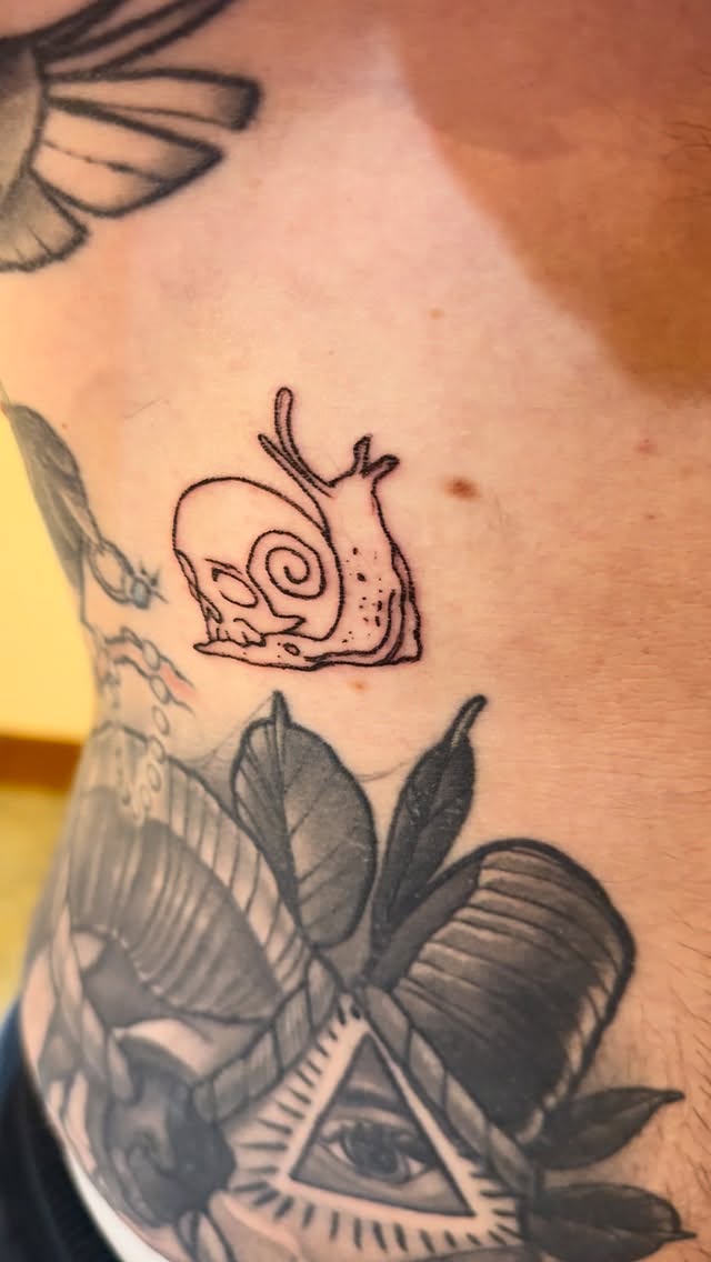 A cute little skull snail to add to @christophernewbury mass amounts of gorgeous tattoos!
Thank you for trusting me Angel forever love you 💕💕
#huntly #aberdeenshire #aberdeen #skinclinic #banff #insch #spmu #finelinetattooartist #finelinetattoos #finelinestattoo #pmuartist #elgin