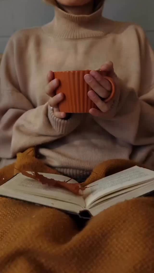 Quand tout s’arrête, c’est le calme… et parfois le vertige.
Le corps lâche. Le cœur aussi.
Pas par faiblesse mais parce qu’après avoir tenu si longtemps,
on peut enfin ressentir. 🌫️
On croit souvent que la fin des traitements, c’est la délivrance.
Mais dans la réalité… c’est souvent là que tout commence. 💭
Le corps lâche. Le mental s’effondre.
Et le silence, après des mois de soins, de rendez-vous, d’agitation, fait peur. 🤍
Ce silence, c’est celui du contrecoup.
Celui où les émotions qu’on avait mises de côté refont surface.
Celui où l’on se retrouve face à soi-même, sans cadre, sans protocole, sans repère.
L’après-cancer n’est pas un happy end.
C’est une traversée.
Et elle demande autant de courage, de patience et de douceur que les traitements eux-mêmes. 🌿
Alors si vous vous sentez vide, perdue, ou simplement fatiguée de “tenir”… ce n’est pas un pas en arrière. C’est un besoin : celui d’atterrir, d’intégrer, de respirer à nouveau. 🌬️
🕊️ Et si vous sentez que ce vertige est trop lourd à porter seul(e),
sachez que vous n’êtes pas seul(e).
C’est justement là que l’accompagnement prend tout son sens.
Je suis là pour vous aider à traverser cette phase,
à redonner du sens, du souffle, et un peu de lumière au milieu du flou. ✨
💬 Et vous, est-ce que vous aussi, vous avez ressenti ce vertige quand tout s’est arrêté ?
#oncotherapie #aprescancer #fatigueémotionnelle #reconstruction #accompagnementcancer #soutienpsychologique #cancer #cancerdusein #vivreaprescancer #vieaprescancer #stephaniegodard #oncoaching