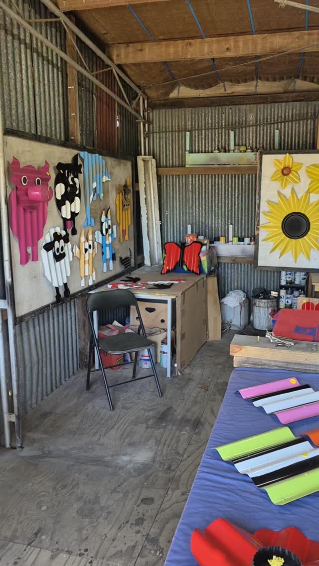 Bright and bold, indoor or outdoor.
Corrugated art by Sheryl Lucas.
Visll the Info Hub and Pop-up Gallery @centre_city_np pick up a brochure or visit our website (link in the Bio)
#taranakiartstrail #artist #art #taranaki #taranaki_nz #metalart #mixedmediaart #taranakilikenoother #supportlocalartists