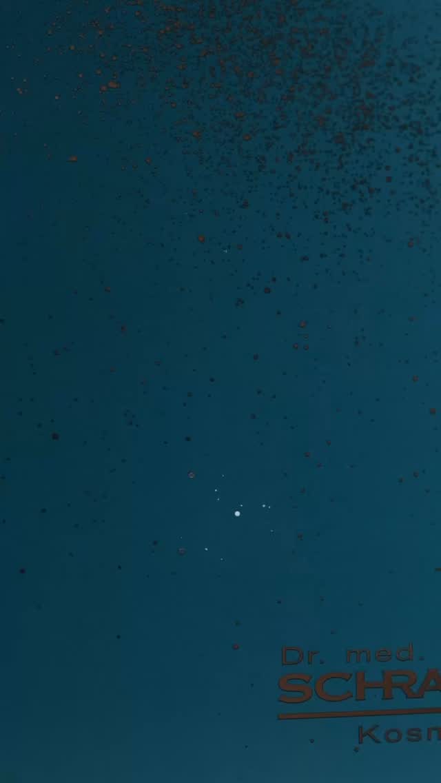 Közeleg a karácsony…
Ilyenkor mindenki készül, ajándékoz, rohan és közben gyakran elfelejtjük a legfontosabbat: önmagunkat.
Idén adj magadnak is valamit.
Egy apró figyelmességet, ami minden nap emlékeztet arra, hogy a magunkkal való törődés igenis fontos.
Én a Dr. Schrammek adventi naptárat választottam, mert minden reggel jó érzés kinyitni egy meglepetést, ami a bőrömnek és a lelkemnek is jót tesz.
A self-care nem luxus. Szükség.
És ha a decemberi rohanásban csak néhány perc jut rád, az is számít.
Ha te is szeretnéd átélni ezt az érzést, rendeld meg nálunk a Dr. Schrammek adventi naptárat. 🎄✨
Tedd magad az idei ünnepi időszak részévé! @melindapoznik