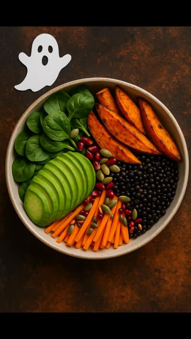 BOO! 👻 So schmeckt Halloween bei Happy Salad!
Für die Halloween-Bowl brauchst du:
* Babyspinat
* Süßkartoffelspalten (gebacken)
* Schwarze Belugalinsen (gekocht)
* Avocado
* Karottenstreifen
* Kürbis- & Granatapfelkerne
* Happy Salad Kräuter & Meersalz Dressing
* Knusper Konfetti geröstet
Zubereitung:
Alle Zutaten in einer Schüsel anrichten, großzügig mit dem Happy Salad Orange & Curry Dressing beträufeln, mit Kürbis- und Granatapfelkernen toppen.
🎃 Nicht vergessen: Mit dem Code HappyHalloween15 erhält du 15% Rabatt auf alle Produkte im Happy Salad Shop - nur noch gültig zum bis 31. Oktober 2025‼️
BE HAPPY & STAY HEALTHY 💚
#happysalad #stayhealthy #Salatrezept #Salad #halloween #HappyHalloween #Rabattcode