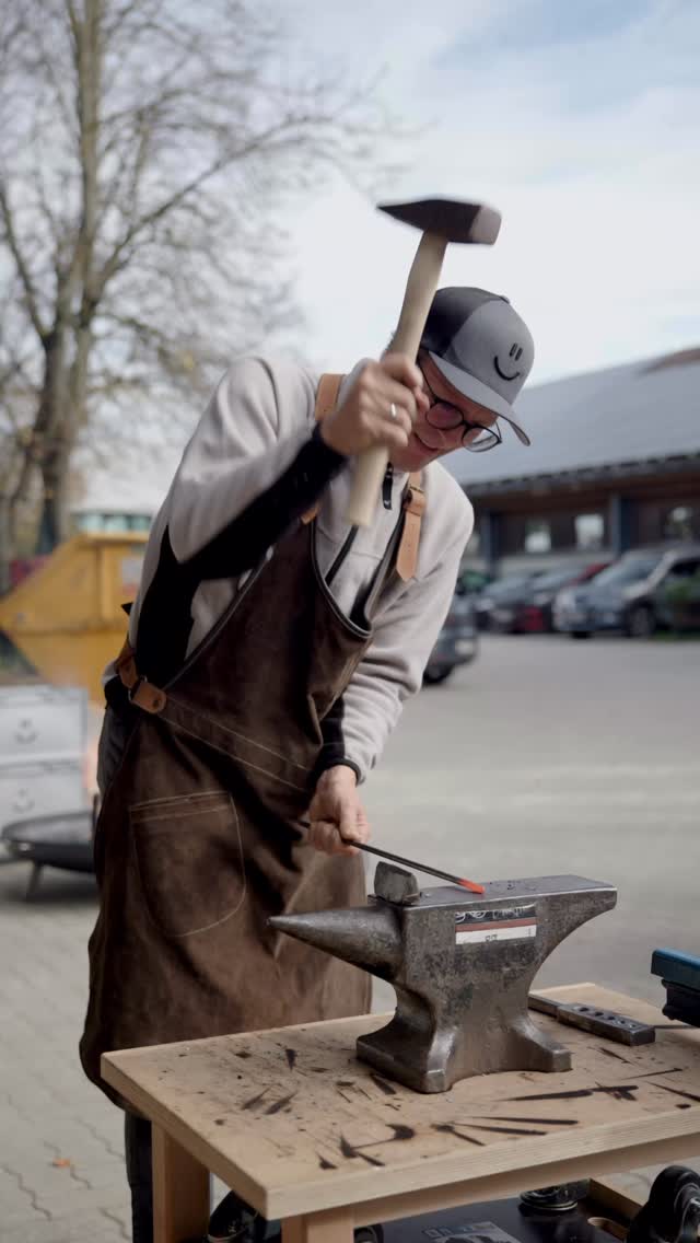 🔥 Sonnenaufgang, Schmiedefeuer und smarte Ideen 🔨
Ein außergewöhnlicher Tag mit dem Team der @ris.gmbh und @gem2go.app
🌇 Gestartet mit einem eindrucksvollen Sonnenaufgang, der den Himmel über Steyr in leuchtendes Rot getaucht hat
❤️ Dann direkt eingetaucht in einen emotionalen und intensiven Erlebnis-Vortrag
🎲 Gefolgt vom Bucketlist Kartenspiel – Teambuilding deluxe, hunderte Lacher und neue Perspektiven
🧠 Danach wurde es strategisch: Wie bringen wir echte Erlebnisse in unsere Produkte – und zu unseren Kund:innen?
Zum Abschluss wurde es gleich dreifach heiß:
🌭 Am Feuer wurde gemeinsam gegrillt
🔥 Jede:r schmiedete sich einen eigenen Nagel – Symbol für ein persönliches Erlebnis, das bleibt
👏 Und absolut PREMIUM: Wer einen Impuls aus dem Spiel umsetzt, bekommt vom Unternehmen einen halben Tag dienstfrei.
🤩 Danke an Geschäftsführer @michael_koelbl_gem2go_hero für diese starke Geste und diesen Tag – und ans gesamte Team: Ihr wart spitze!
✨ Die RIS GmbH betreut über 1.300 Gemeinden und stellt mit GEM2GO eine App bereit, die Bürger:innen und Verwaltung verbindet. Gemeinsam haben wir neue Ideen geschmiedet – praxisnah, inspirierend und mit nachhaltigem Effekt.
🎬 Film ab. Ton an. Emotion rein.
Mit Auswirkungen ins echte Leben – hin zu einer WORK-L!FE-ROMANCE für Team und Unternehmen.
Ein grandioser Einblick von Filmemacher @der_peterk in einen Wirk-Werk-Workshop – vom Sonnenaufgang bis zum letzten Funken. DANKE!
#WirkWerkWorkshop #BucketListSchmied #Erlebnisvortrag #Teamwork #Leadership #Gem2Go #KundenErlebenszyklus #Gemeinden #DigitaleVerwaltung #RIS #Erlebnisschmiede