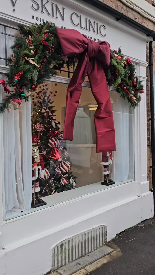 Message us for any christmas decorations for your businesses or home 🥰🥰🥰 #christmasmagic #garland #smallbusiness