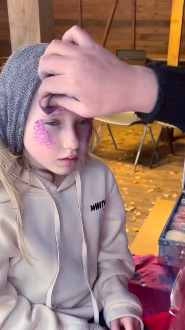 What a crazy Halloween! Here is a video with my awesome model Alice (great name). Thanks so much for this video @stephanie84 🖤🎃#facepainting #facepaintersofinstagram #facepainter #facepainting #facepaintingkids #facepaint #facepaintshare #bournemouthfacepainter #bournemouthfacepainter #facepaintingideas