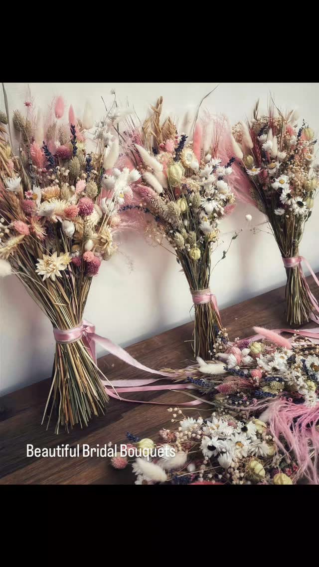 A selection on bridal and bridemaids flowers I have put together 🤍❤
#driedflowerwedding #bridalbouquet #driedflowers #driedflowerweddingbouquet #driedflowerbouquet #liverpoolsmallbusinesses #liverpoolflorist