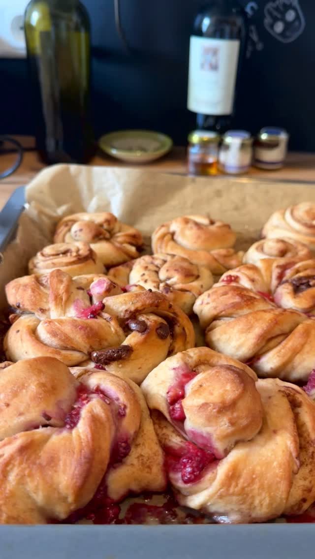 Ingredients – Moist Cinnamon Roll Recipe
For the dough:
500 g spelt flour (type 630)
250 ml lukewarm milk
80 g soft butter
60 g raw or coconut sugar
1 cube fresh yeast (or 1 packet dry yeast)
1 egg
1 pinch of salt
For the filling:
60 g soft butter
3 tbsp cinnamon
3 tbsp raw sugar
1 handful of fresh or frozen raspberries
2 tbsp dark chocolate sprinkles (optional)
For the bold ones:
3 tbsp cream – drizzle over the rolls before baking for extra moisture
Preparation – Moist Cinnamon Roll Recipe
Warm the milk gently, dissolve the yeast and sugar, and let it rest for about 10 minutes.
Add butter, egg, and salt, then gradually mix in the flour until smooth. Let the dough rise for 60 minutes in a warm place.
Mix butter, cinnamon, and sugar until creamy to prepare the filling.
Roll out the dough (about 40x30 cm), spread the filling evenly, and sprinkle with raspberries and chocolate sprinkles.
Roll up the dough tightly, slice into 10–12 pieces, and place them on a baking tray.
Optionally drizzle with cream and bake at 180°C (350°F) for 25 minutes until golden brown.
#FoodforFlexitarians #cinnamonrolls #healthycomfortfood #mindfuleating #flexitarian #bakinglove #nordicfood #cozybaking #soulfood #homebaking #vegetarianrecipes #easybaking #sustainableliving #slowbaking #desserttime #consciouscooking #healthyrecipes #brunchideas #healthyindulgence #flexitarianrecipes #scandinavianvibes #sweetmoments #weekendbake #mindfulbaking #plantforward