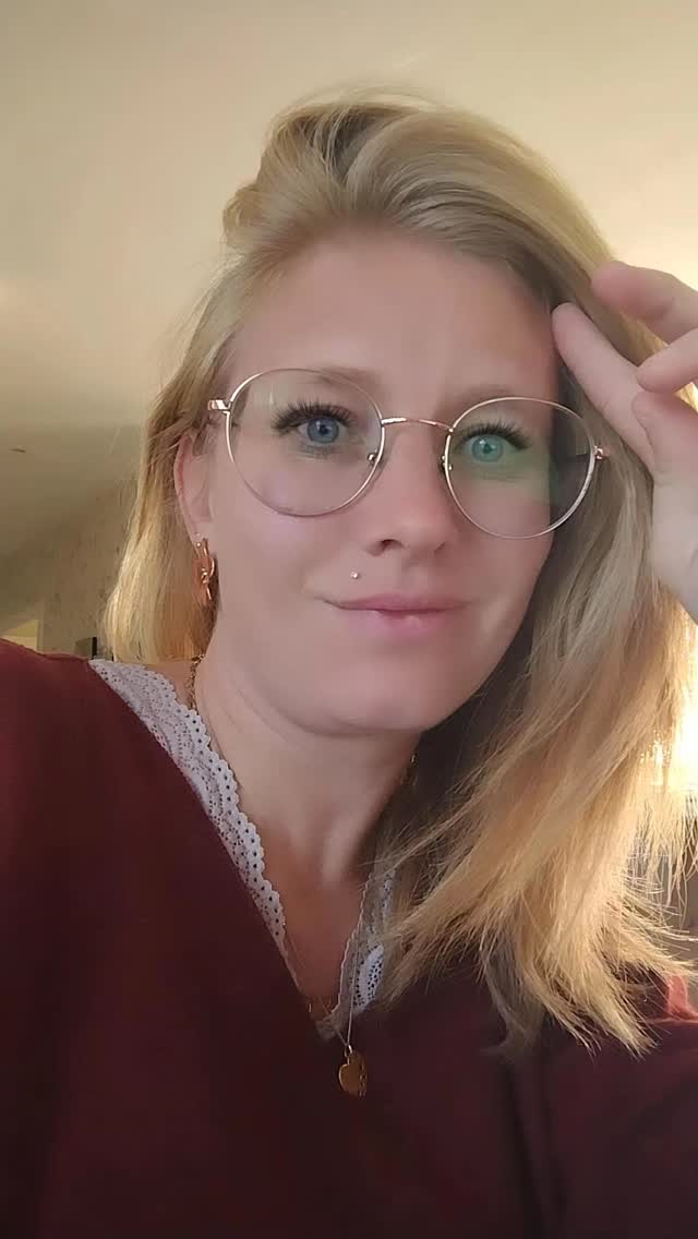 👉 5 petites choses que tu ne sais pas sur moi 🩷
🧀 Je suis accro aux oeufs et au fromage... Sans honte‼️
🎤 Je me prends pour une chanteuse à la Céline Dion mais en vrai, je ne sais pas chanter ‼️ 😅
😏 Petite manie ? Je me lèche la lèvre quand on me taquine... Mes enfants et mon mari se moquent à chaque fois ‼️
💤 Si je n'ai pas de rdv showroom, je peux passer la journée à bosser en pilou... Mais je continue de prêcher les talons pour les autres ‼️ 🫣
🌍 Mon rêve un peu fou : tout plaquer et partir faire le tour du monde tout les 4 enfin 5 🐶
Mais pour l'instant je reste ici pour créer la mode qui te fait briller ‼️
💖 Mon mantra : "Ose t'exprimer à ta façon, chaque jour est une occasion de briller"
.
.
🫵 Et toi ?! C'est quoi ta manie secrète ou ton rêve le plus fou ?? 🔥
.
.
.
#modchadeschoux #femmeauthentique #vraievie #backstageentrepreneure #modereelle #goodvibesonly #entrepreneusefrancaise #ootdfrance #confidencefeminine #selflovr #femmesinspirantes #eshopfemme #showroomvichy #instamodeuse