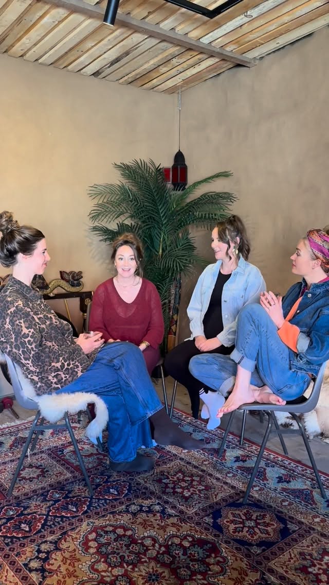 🕊️
In onze laatste voorstelling zat dit arrangement van Fardoe, een Hebreeuws vredesgebed. Heel wat anders dan je van ons gewend bent, maar in het theater misstond het zeker niet. Sterker nog: het was een van de publieksfavorieten ❤️ Hieronder vind je de tekst en vertaling en op YouTube kun je de HD versie luisteren. ✌🏻
Vrede zij met jullie
Shalom aleichem
Engelen van de dienst
Malachei hasharet
Engelen van de Allerhoogste
Malachei elyon
Van de koning der koningen
Mimelech malchei hamelachim
De heilige, gezegend zij Hij
Hakadosh baruch hu
Kom in vrede
Boachem l’shalom
Engelen van de vrede
Malachei hashalom
Engelen van de Allerhoogste
Malachei elyon
Van de koning der koningen
Mimelech malchei hamelachim
De heilige, gezegend zij Hij
Hakadosh baruch hu
Dank aan @thecove.events voor de mooie locatie! 🙏
#shalom #vocalgroup #vierstemmig #zingen #muziek #closeharmony #theater #muziektheater #vredesgebed #hebreeuws