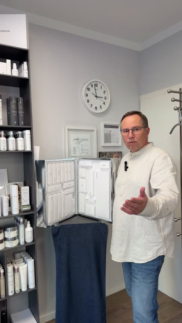 🎁 Nur noch 1 Newsha Adventskalender da! 🎁
Wer schnell ist, sichert sich die letzte Chance auf 25 luxuriöse Haarpflege-Überraschungen ✨
Pflege, Styling & kleine Highlights – perfekt für alle, die ihr Haar lieben. 💛
👉 Erhältlich bei uns im Salon – solange der Vorrat reicht!
#newsha #adventskalender #haarpflege #friseurliebe #friseurköln #friseurralphbeilig #haarliebe #weihnachten #cologne #pflegeprodukte #haarmomente