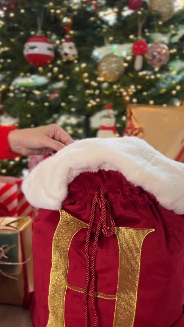 No wrapping paper required 🎁🤣 Peace of mind and an organised home are gifts that last long after Christmas ❤️
A gift that doesn’t add to the clutter, give the gift of a Home Reset! Pop me a message with any questions or to purchase a voucher 🌟
Send this to someone to drop the hint 👀🤣
#thehomereset #christmascountdown #professionalorganiser #christmasgift #reset