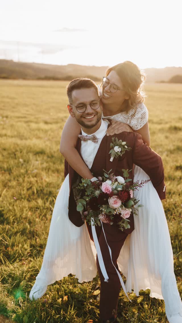 Kurz nach dem Abendessen.
Die Sonne stand tief - warm, golden, weich ☀️
Wir sind einfach noch 10 Minuten raus.
Ein paar Blicke, ein paar Lacher - so leicht, so echt.
Kein Posing.
Nur Liebe. Nur sie 🩷
Und genau das liebe ich so sehr an diesen Momenten:
Wenn zwei Menschen sich anschauen und die Welt um sie herum still wird.
Wenn ihr möchtet, dass eure Fotos genau so sind -
echt, ungestellt, warm -
dann schreibt mir 🩷
#hochzeitsfotografie #hochzeitsfotograf #authentischehochzeit #echtemomente #goldenhour #merastudio #loveauthentic #brautpaarshooting