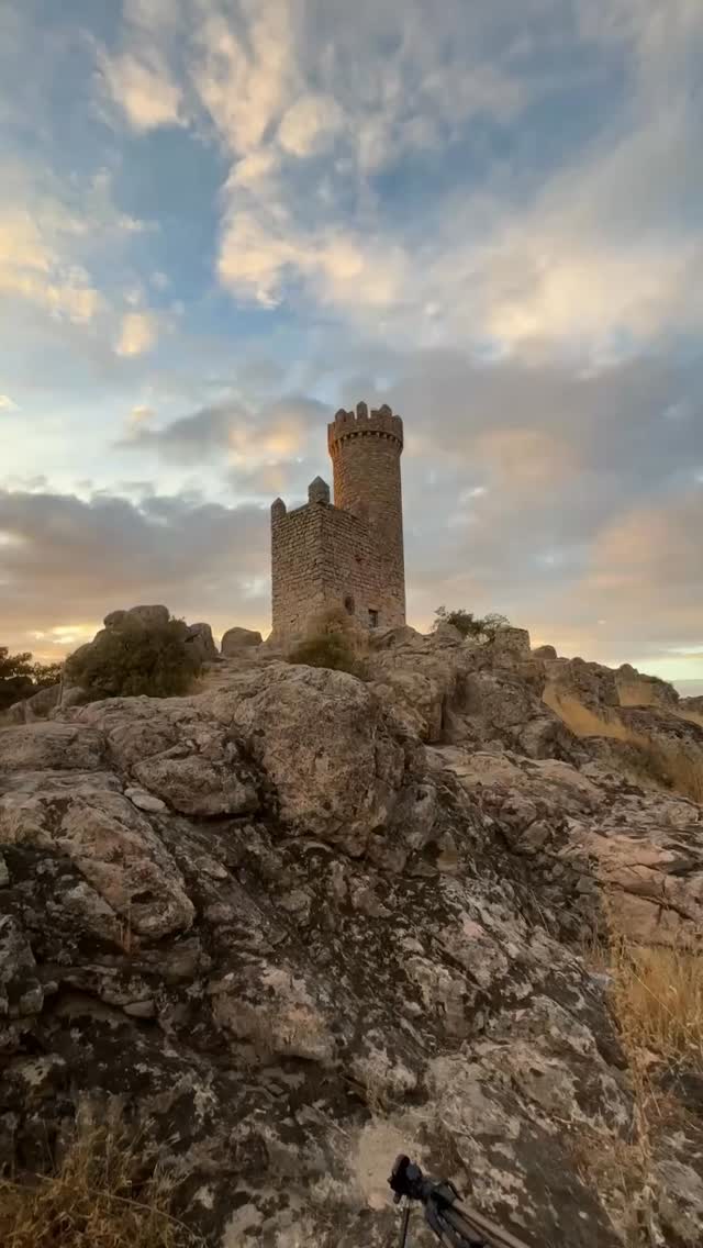 ¡Esta es una de las técnicas más potentes para fotografía de paisaje! Se llama HDR (alto rango dinámico) y es imprescindible para situaciones lumínicas complejas como es un atardecer.
#fotografia #fotoscreativas #tipsdefotografia #shooting #clasesdefotografia