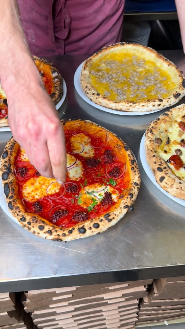 Thursdays lunch special: ‘Nduja (spicy, spreadable salami from Calabria), red onion, local mozzarella, tomato sauce, parsley 🌶️
€13,5
🕛 12:00-16:00