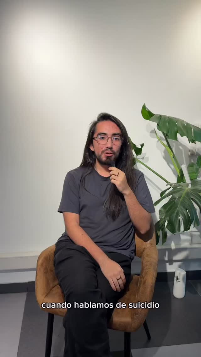 Hablar de suicidio sigue siendo un tema difícil, pero necesario.
En este video, nuestro psicólogo Patricio Yáñez comparte algunos consejos sobre cómo actuar si alguien menciona pensamientos suicidas o atraviesa una crisis emocional.
A veces, el primer paso para ayudar es simplemente escuchar sin juzgar🌿
